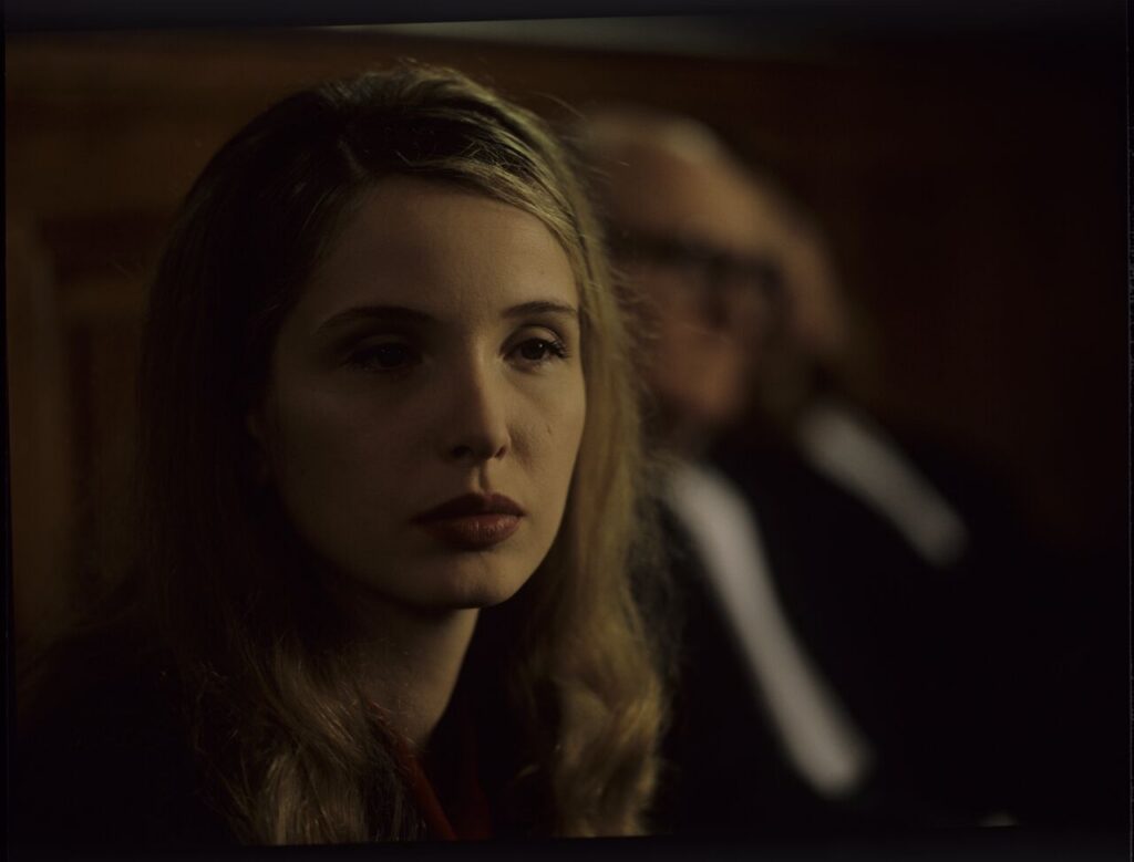 Dominique (Julie Delpy) na sali sądowej podczas rozprawy rozwodowej.