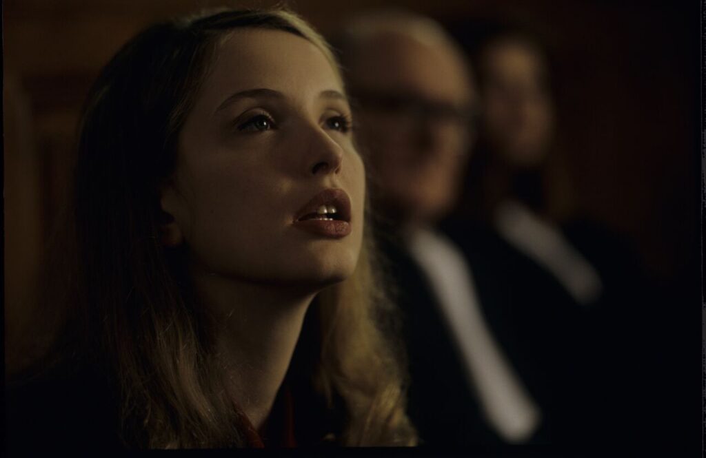 Dominique (Julie Delpy) na sali sądowej podczas rozprawy rozwodowej.