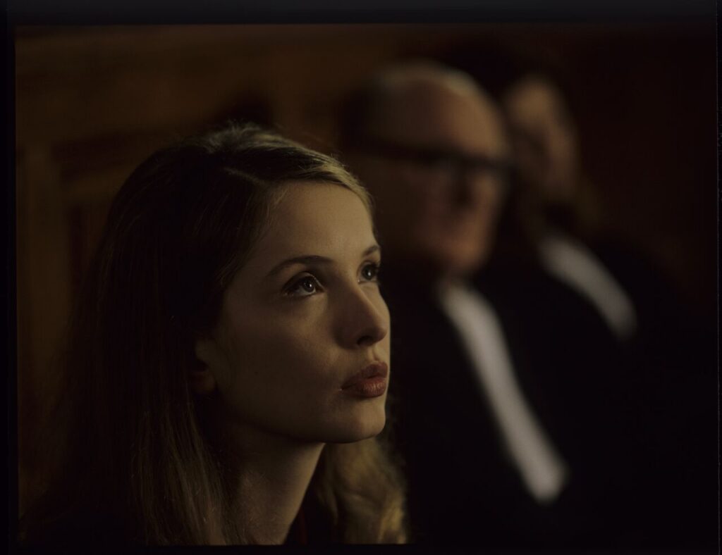 Dominique (Julie Delpy) na sali sądowej podczas rozprawy rozwodowej.