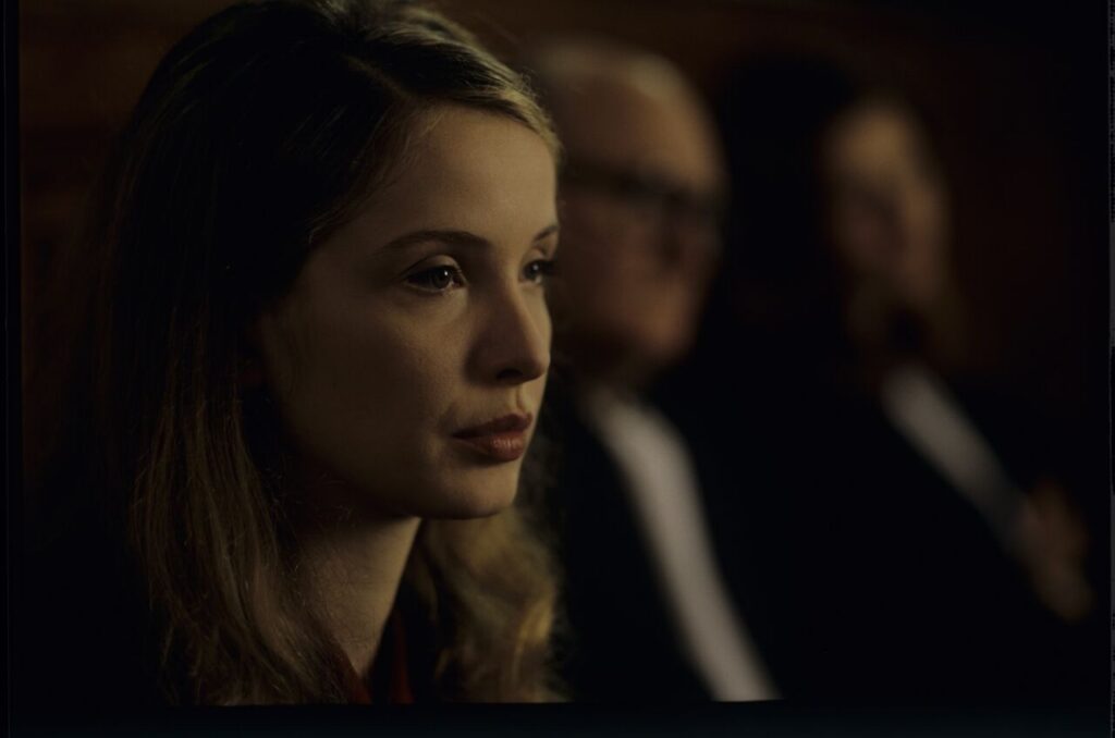 Dominique (Julie Delpy) na sali sądowej podczas rozprawy rozwodowej.