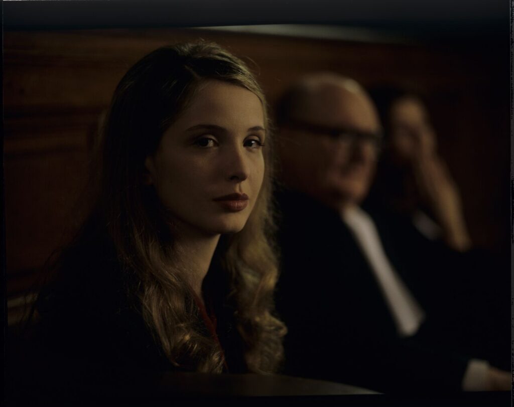 Dominique (Julie Delpy) na sali sądowej podczas rozprawy rozwodowej.