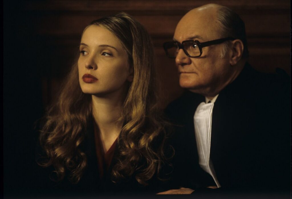 Dominique (Julie Delpy) i jej prawnik (Jacques Disses) na sali sądowej podczas rozprawy rozwodowej.