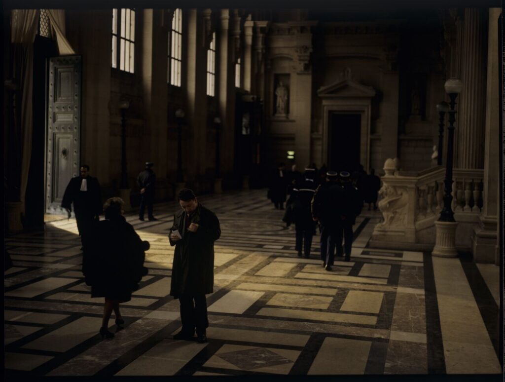 Karol (Zbigniew Zamachowski) w hallu głównym paryskiego Pałacu Sprawiedliwości zdążający na rozprawę rozwodową.
