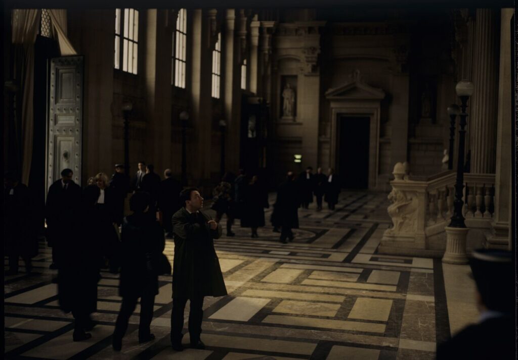 Karol (Zbigniew Zamachowski) w hallu głównym paryskiego Pałacu Sprawiedliwości zdążający na rozprawę rozwodową.