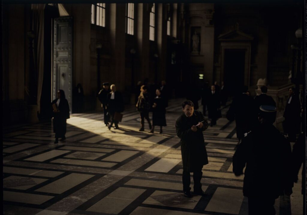 Karol (Zbigniew Zamachowski) w hallu głównym paryskiego Pałacu Sprawiedliwości zdążający na rozprawę rozwodową.