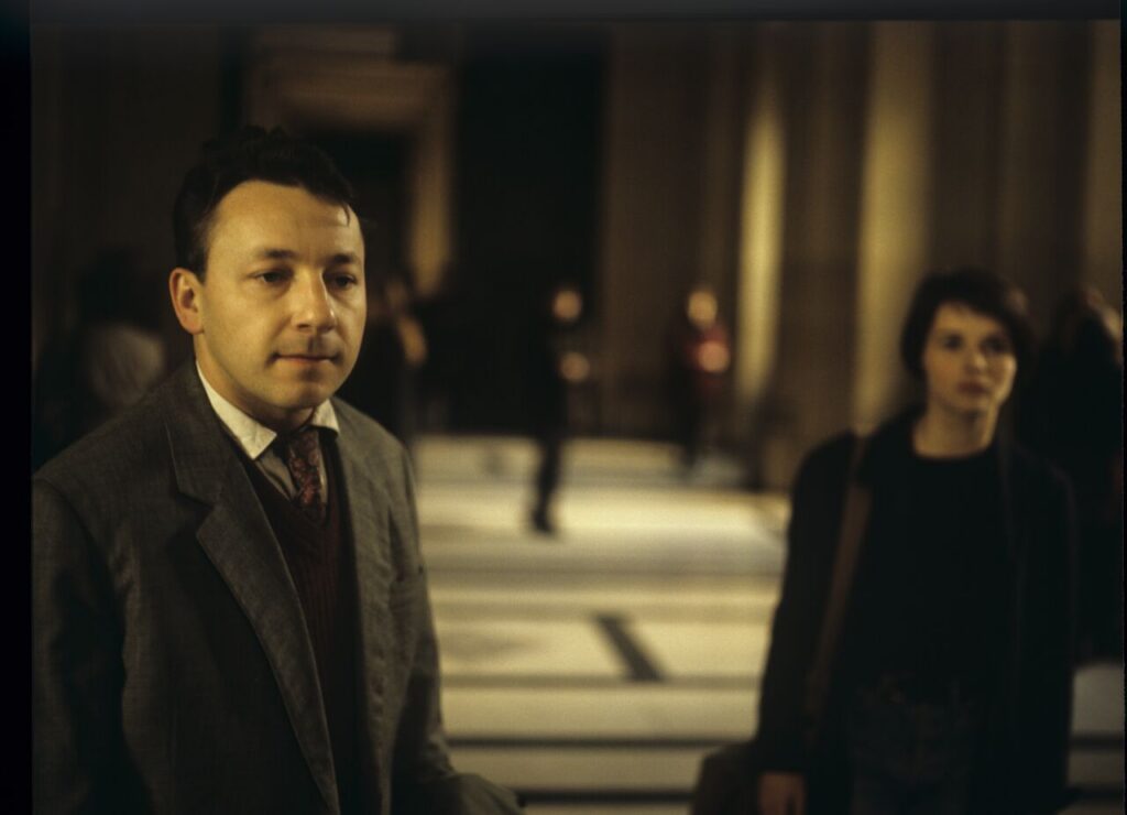 Karol (Zbigniew Zamachowski) przechodzi przez hall gmachu sądu, zmierzając na swoją rozprawę rozwodową.