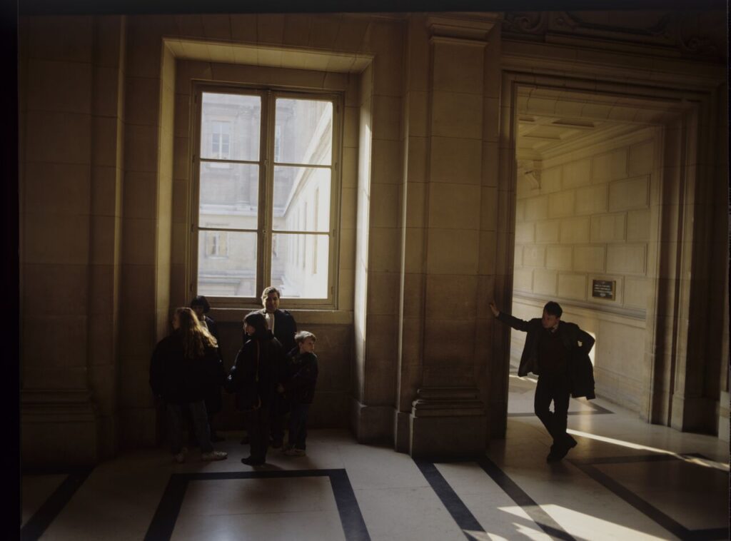 Karol (Zbigniew Zamachowski) w hallu głównym paryskiego Pałacu Sprawiedliwości.