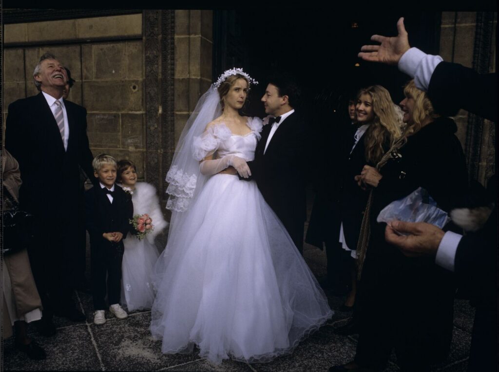 Ślub Dominique (Julie Delpy) i Karola (Zbigniew Zamachowski) w paryskim kościele