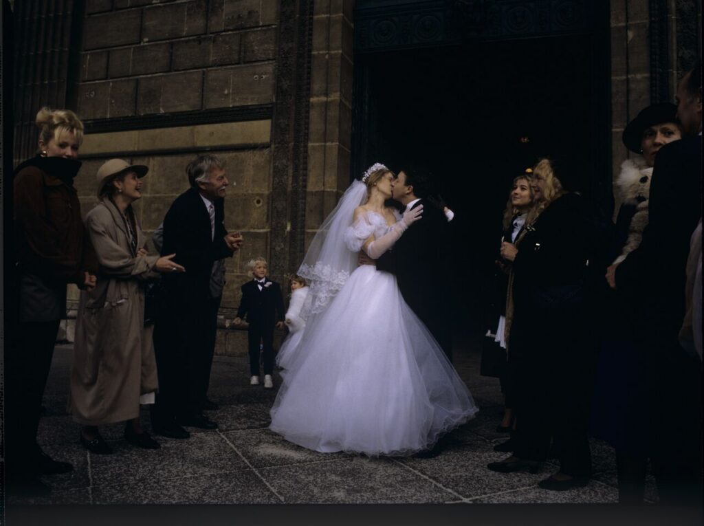 Ślub Dominique (Julie Delpy) i Karola (Zbigniew Zamachowski) w paryskim kościele