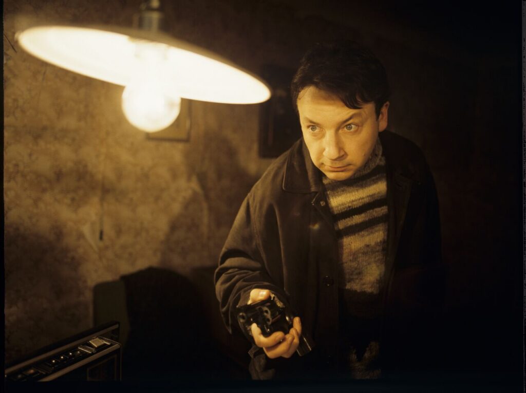 Karol (Zbigniew Zamachowski) pracujący jako ochroniarz w kantorze.