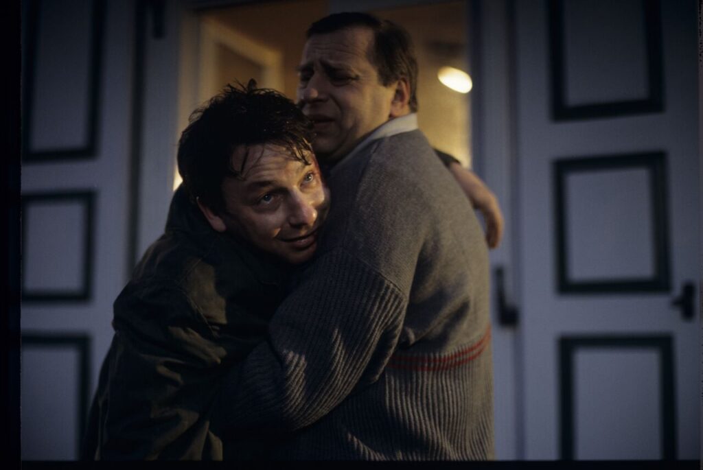 Pobity przez złodziei lotniskowych bagaży Karol (Zamachowski) z trudem dociera do domu brata Jurka (Stuhr).