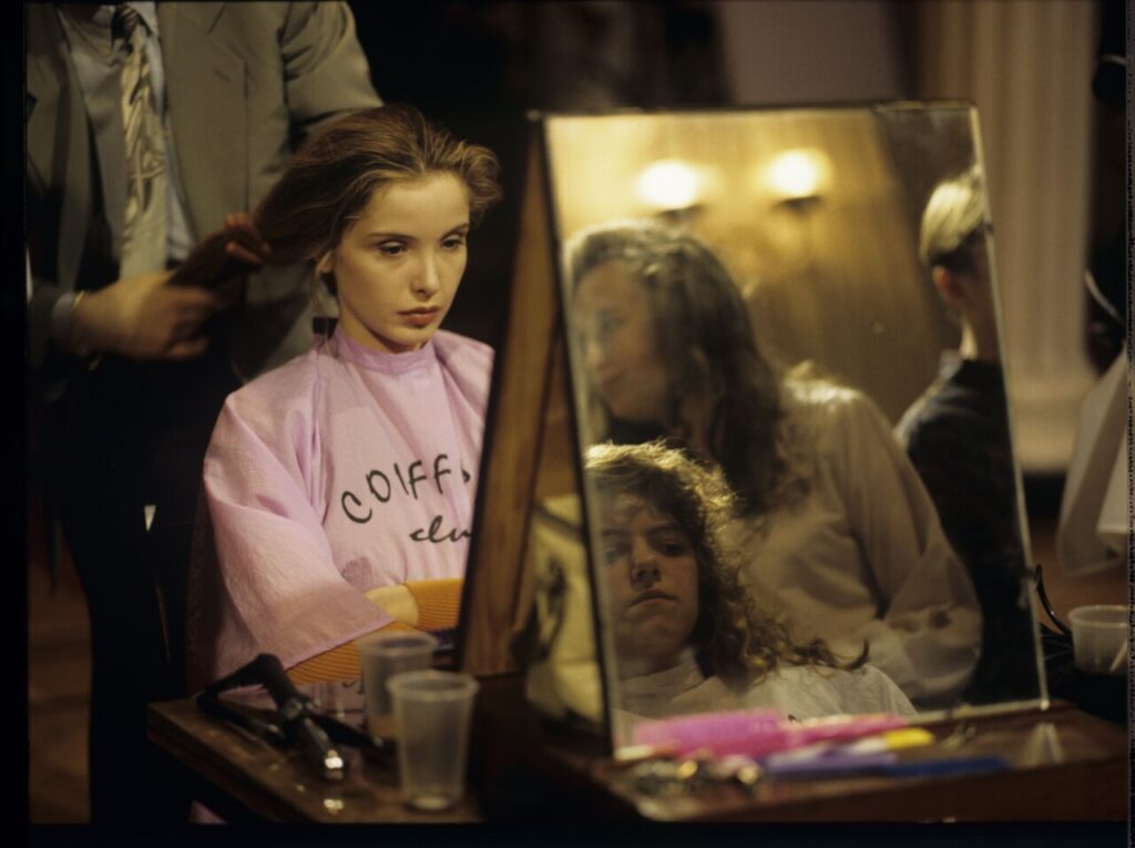 Dominique (Julie Delpy) podczas konkursu fryzjerskiego. Scena nie ukazała się w filmie