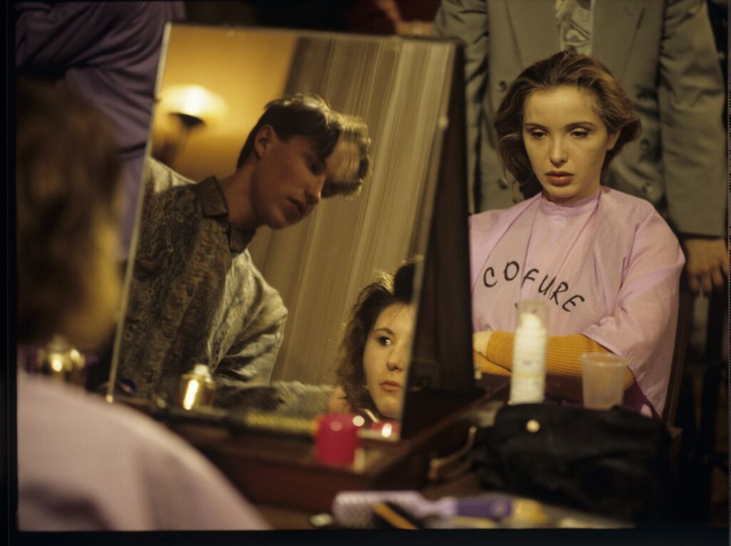 Dominique (Julie Delpy) podczas konkursu fryzjerskiego. Scena nie ukazała się w filmie