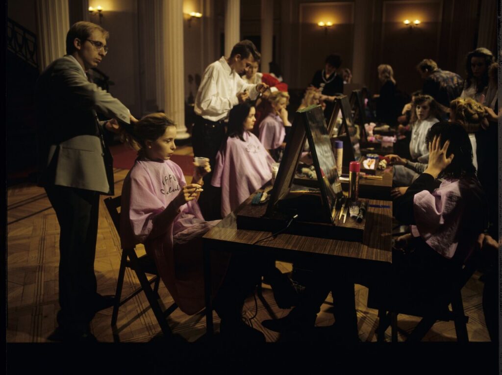 Dominique (Julie Delpy) podczas konkursu fryzjerskiego. Scena nie ukazała się w filmie