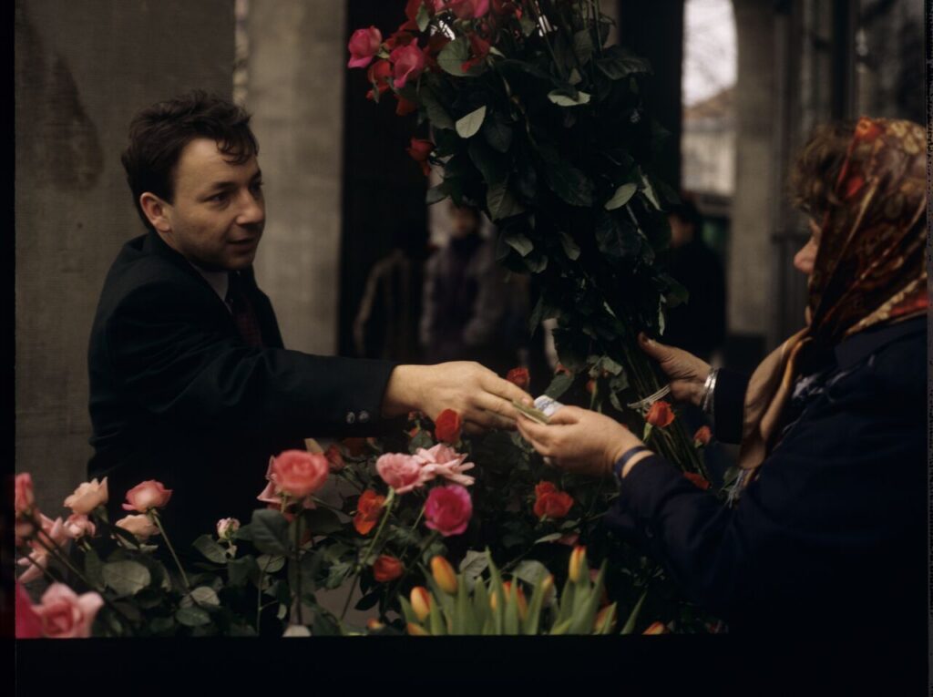 Karol (Zbigniew Zamachowski) kupuje kwiaty u ulicznej kwiaciarki. Scena nie ukazała się w filmie.