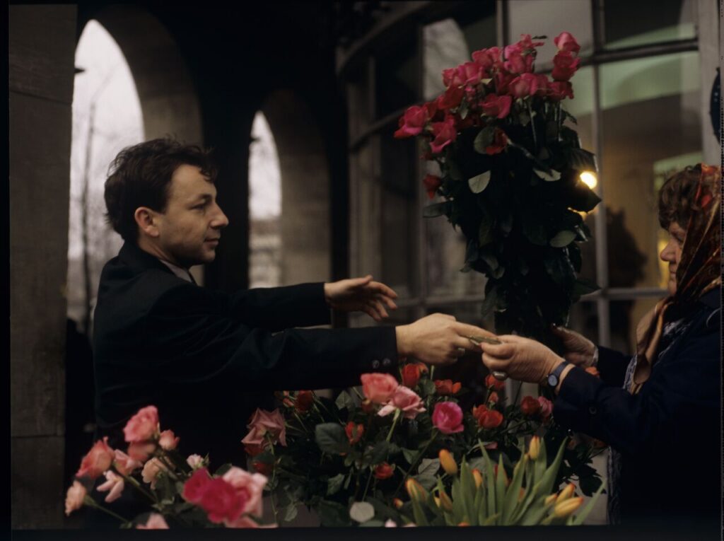 Karol (Zbigniew Zamachowski) kupuje kwiaty u ulicznej kwiaciarki. Scena nie ukazała się w filmie.