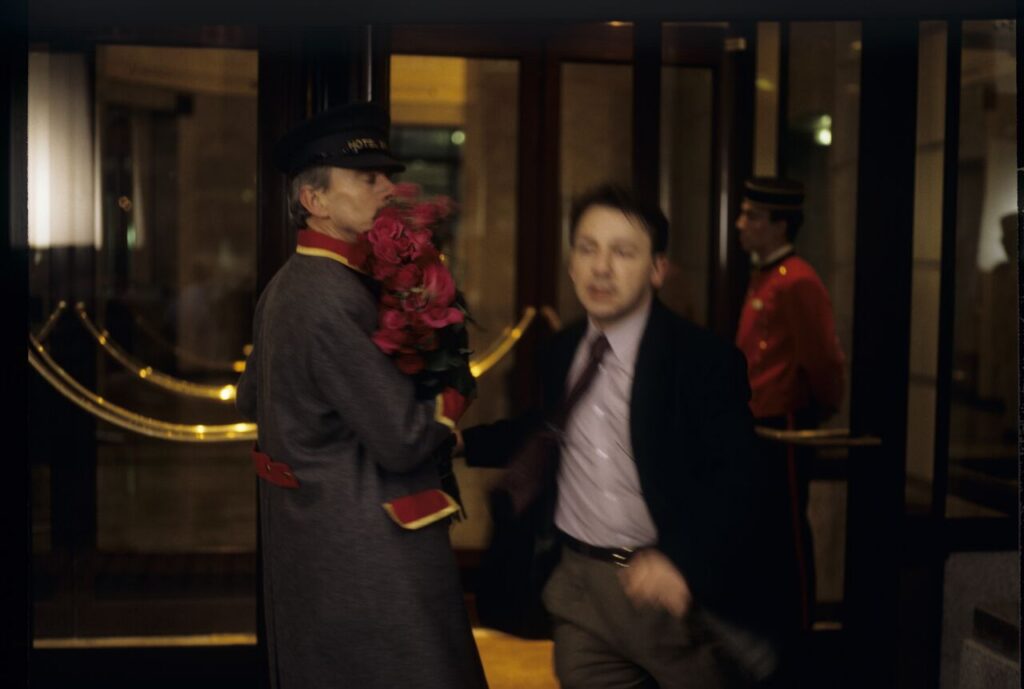 Karol (Zbigniew Zamachowski) wybiega z hotelu pozostawiając kwiaty. Scena nie ukazała się w filmie.