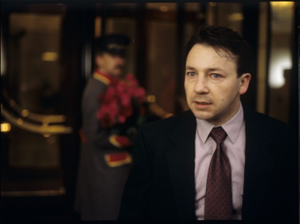 Karol (Zbigniew Zamachowski) wręcza bukiet kwiatów portierowi hotelowemu. Scena nie ukazała się w filmie.