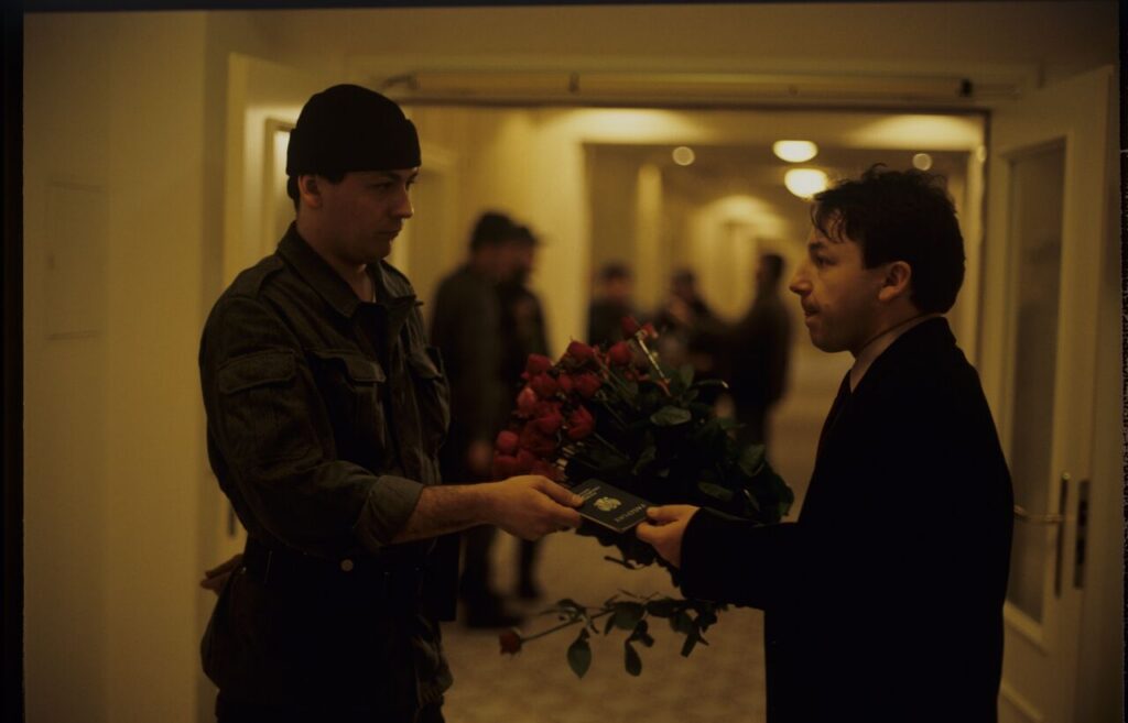 Karol (Zbigniew Zamachowski) wraca do hotelu, jednak zostaje zatrzymany przez policję. Scena nie ukazała się w filmie.