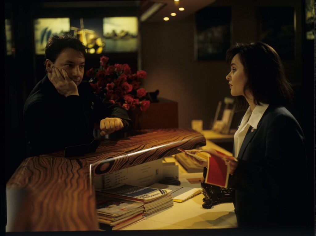 Scena w biurze podróży, gdzie Karol odwołuje swój lot do Hongkongu. Scena nie ukazała się w filmie.