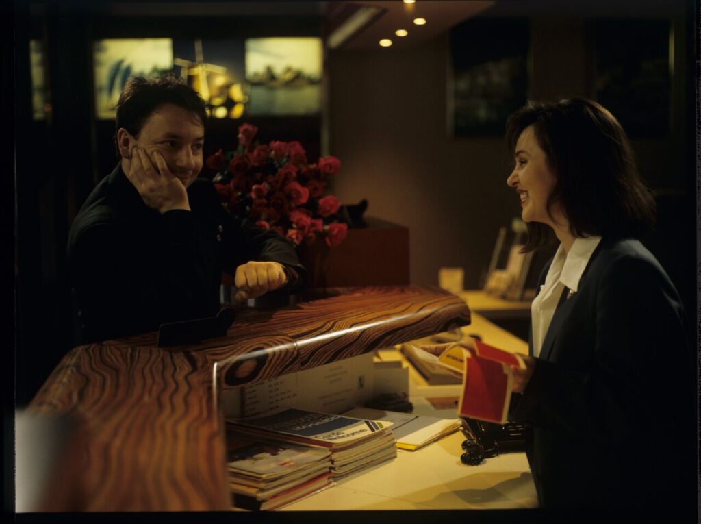 Scena w biurze podróży, gdzie Karol odwołuje swój lot do Hongkongu. Scena nie ukazała się w filmie.