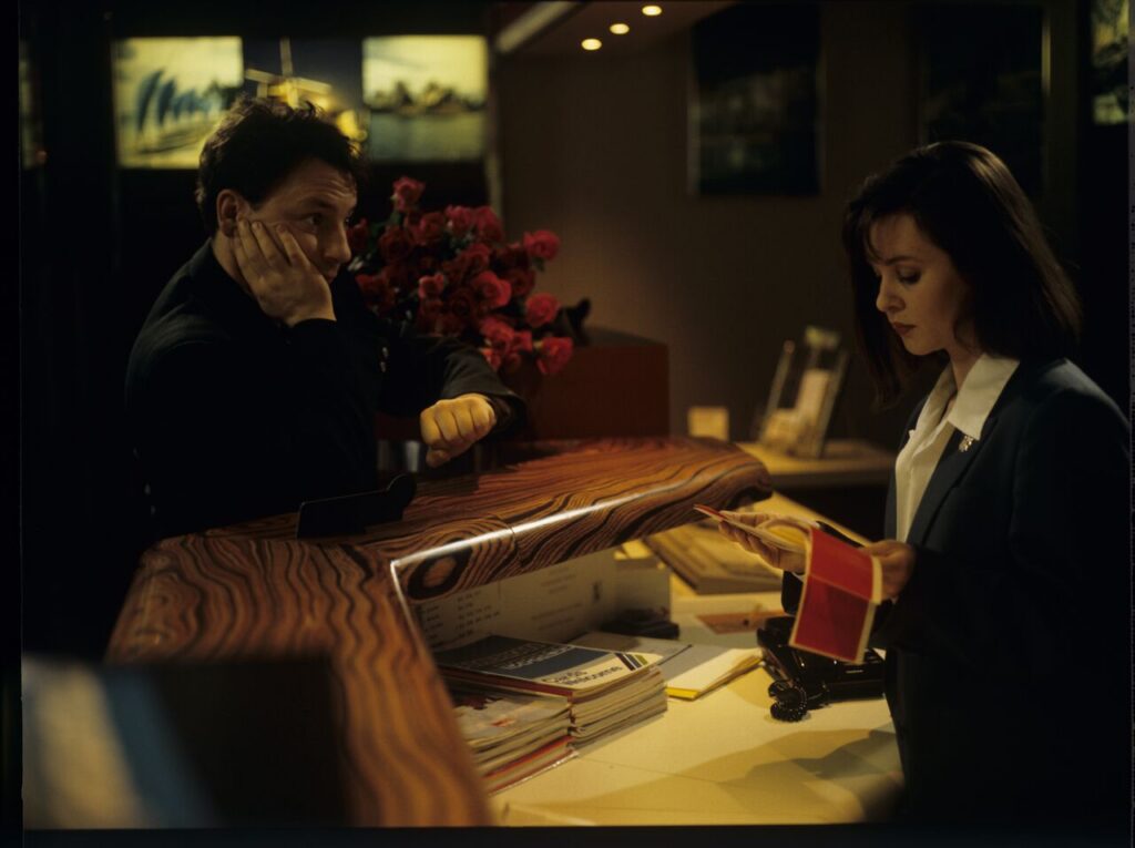 Scena w biurze podróży, gdzie Karol odwołuje swój lot do Hongkongu. Scena nie ukazała się w filmie.