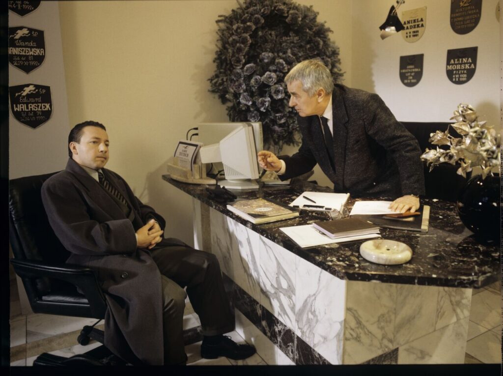 Karol (Zbigniew Zamachowski) w zakładzie pogrzebowym. Scena nie ukazała się w filmie.