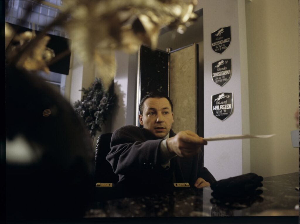 Karol (Zbigniew Zamachowski) w zakładzie pogrzebowym. Scena nie ukazała się w filmie.
