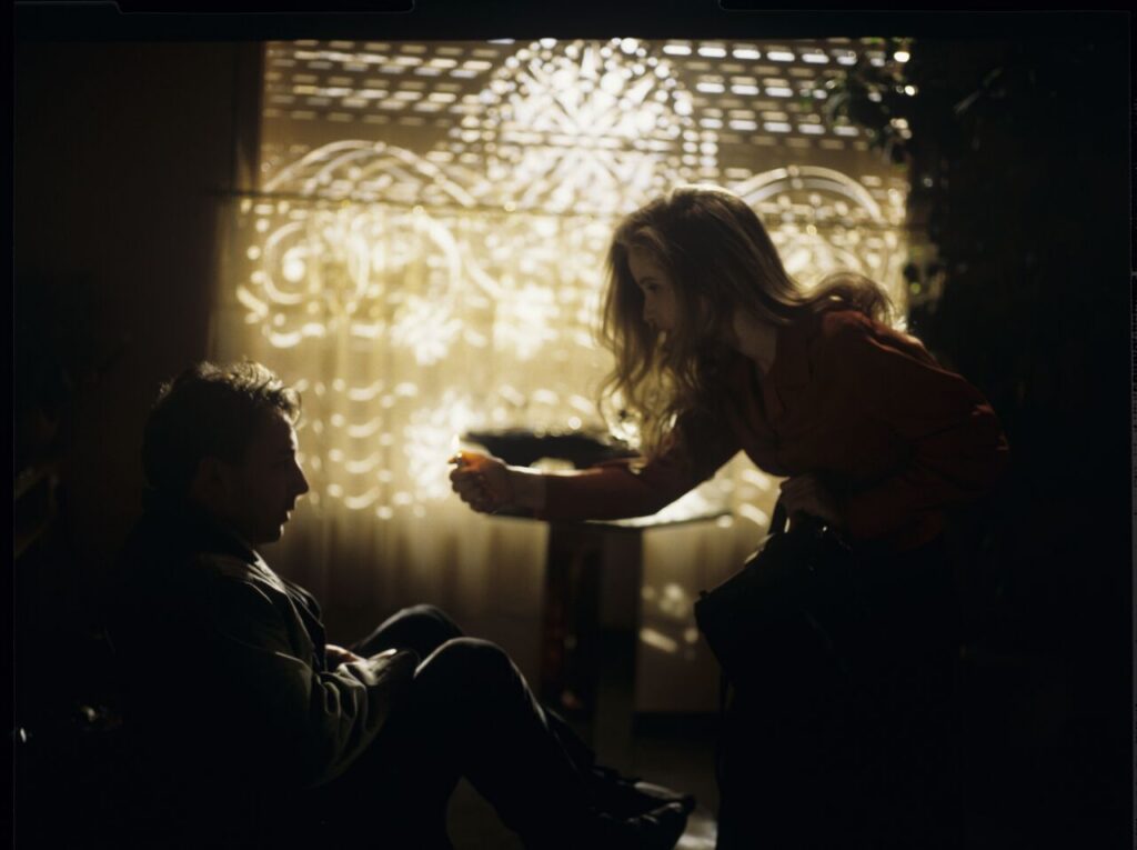 Karol (Zbigniew Zamachowski) spędza noc w zakładzie fryzjerskim, gdzie zastaje go jego żona Dominique (Julie Delpy).