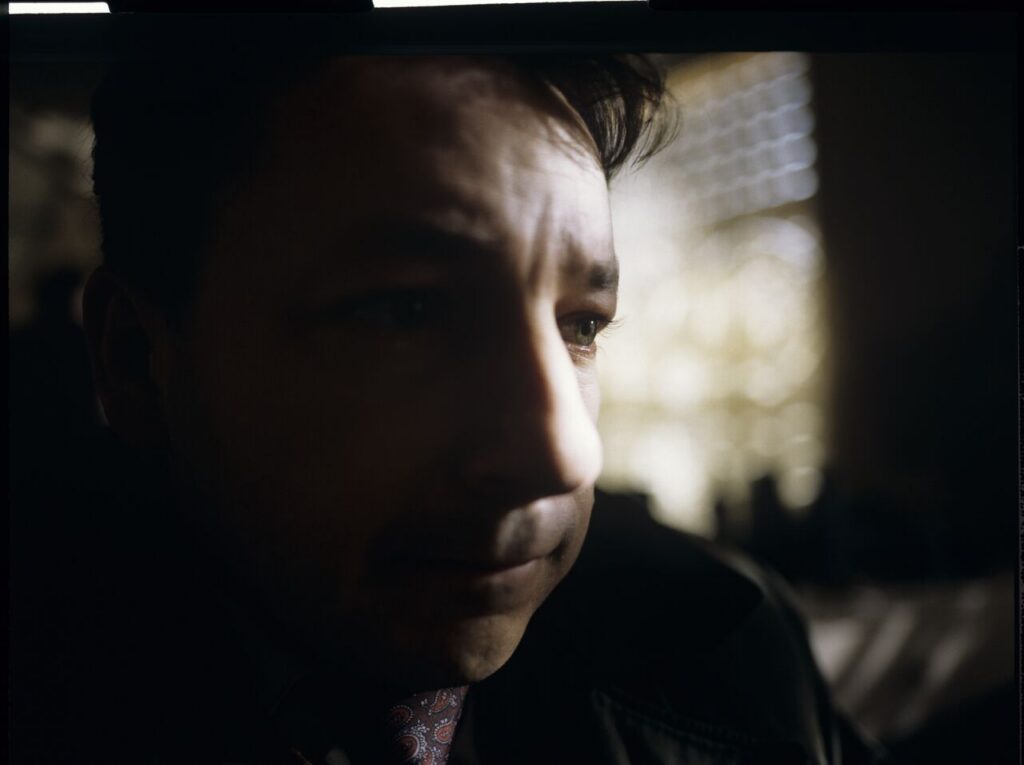 Karol (Zbigniew Zamachowski) w zakładzie fryzjerskim, gdzie spędził noc po rozprawie rozwodowej.