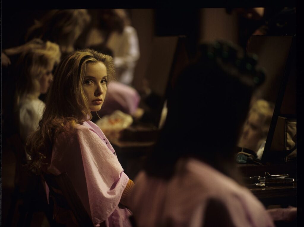 Dominique (Julie Delpy) podczas konkursu fryzjerskiego w Budapeszcie. Scena nie ukazała się w filmie.