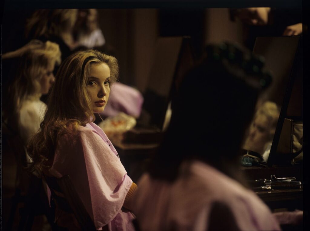 Dominique (Julie Delpy) podczas konkursu fryzjerskiego w Budapeszcie. Scena nie ukazała się w filmie.