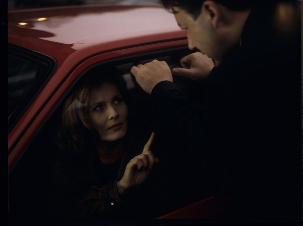 "Blondynka" (Grażyna Szapołowska) w samochodzie, który zatrzymał Karol. Scena nie ukazała się w filmie.