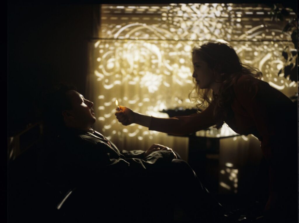 Karol (Zbigniew Zamachowski) in the hairdressing salon, where he spent the night after the divorce hearing.