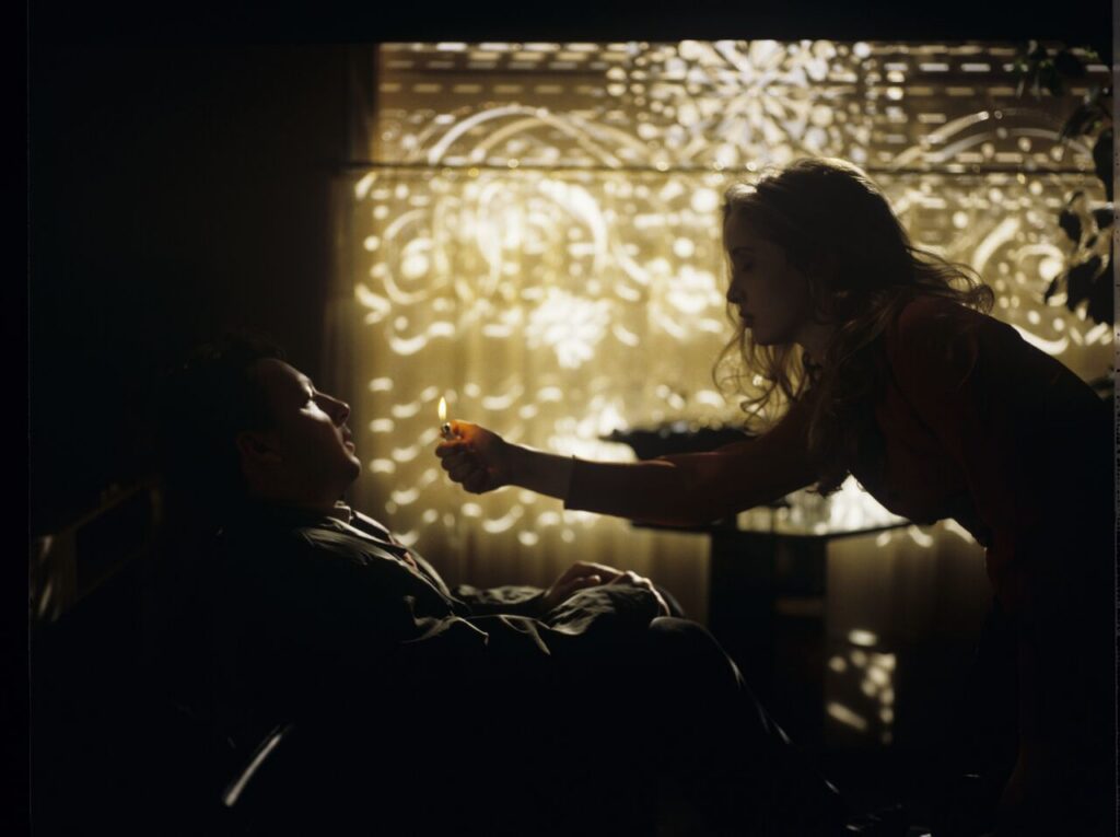 Karol (Zbigniew Zamachowski) in the hairdressing salon, where he spent the night after the divorce hearing.