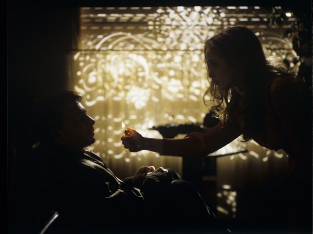 Karol (Zbigniew Zamachowski) in the hairdressing salon, where he spent the night after the divorce hearing.