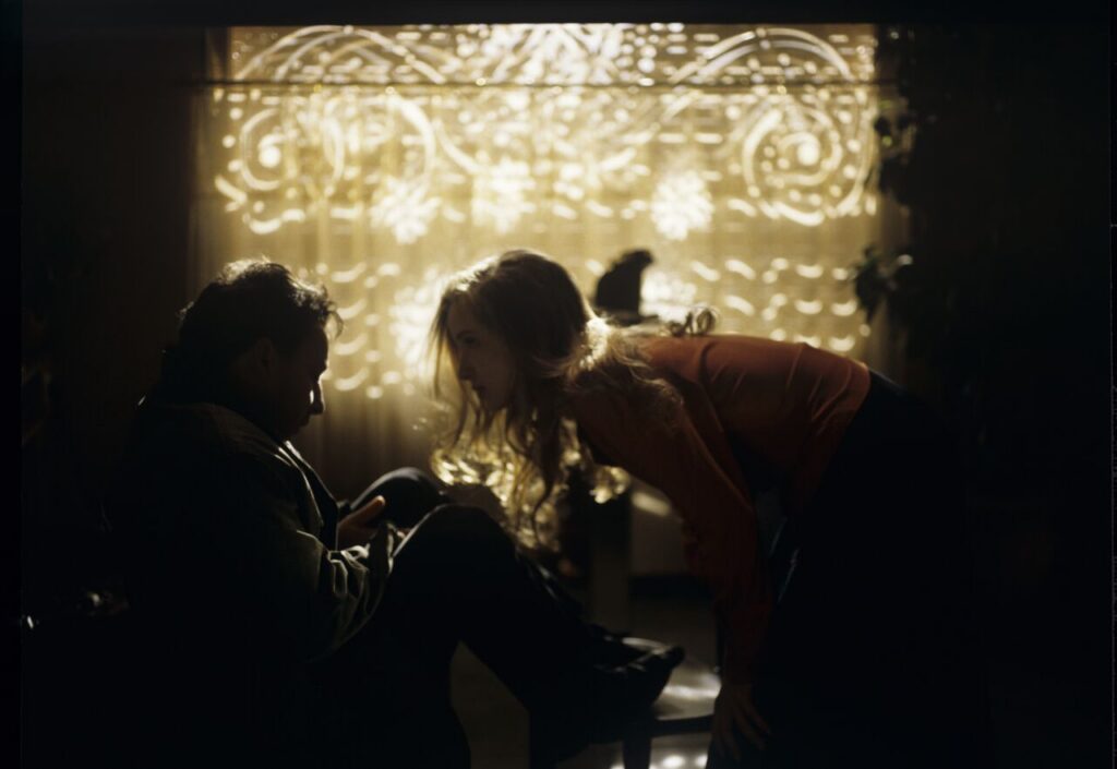 Karol (Zbigniew Zamachowski) in the hairdressing salon, where he spent the night after the divorce hearing.