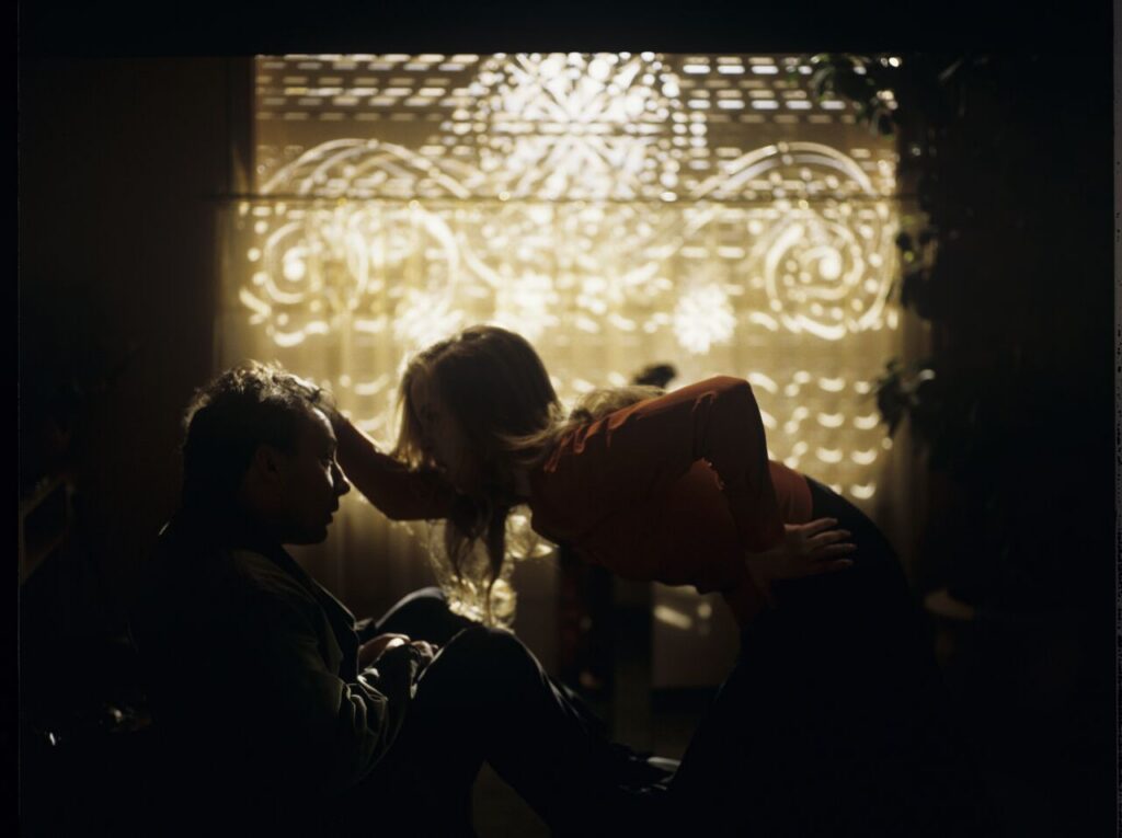 Karol (Zbigniew Zamachowski) in the hairdressing salon, where he spent the night after the divorce hearing.