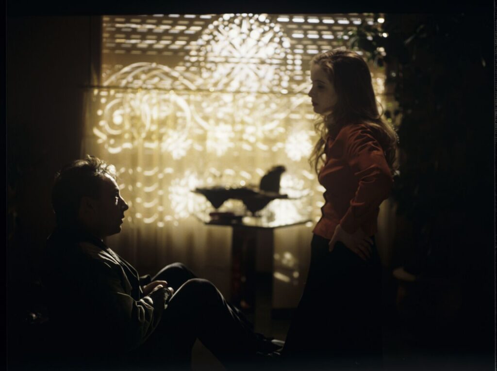 Karol (Zbigniew Zamachowski) in the hairdressing salon, where he spent the night after the divorce hearing.