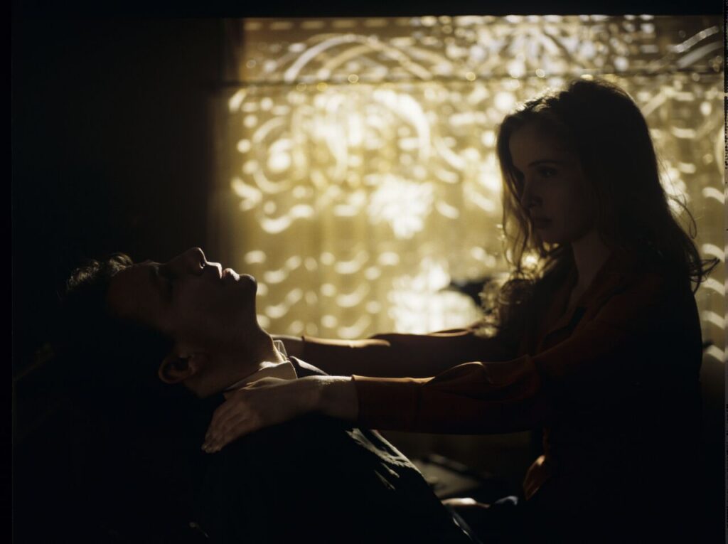 Karol (Zbigniew Zamachowski) and Dominique (Julie Delpy) in another unsuccessful attempt to consummate their relationship.