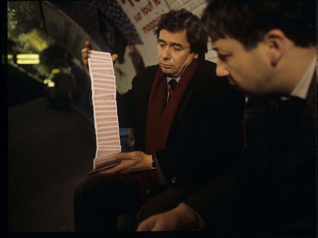 In the Paris subway, Mikołaj (Janusz Gajos) demonstrates his card skills to Karol (Zbigniew Zamachowski).