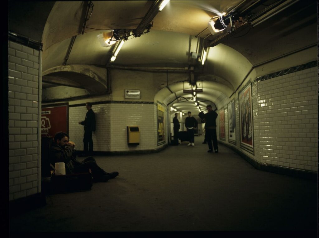 After the divorce, Karol (Zamachowski), deprived of any means of living, plays the comb on the platform of the Paris metro.
