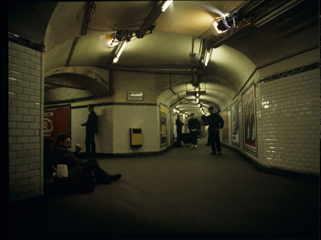 After the divorce, Karol (Zamachowski), deprived of any means of living, plays the comb on the platform of the Paris metro.