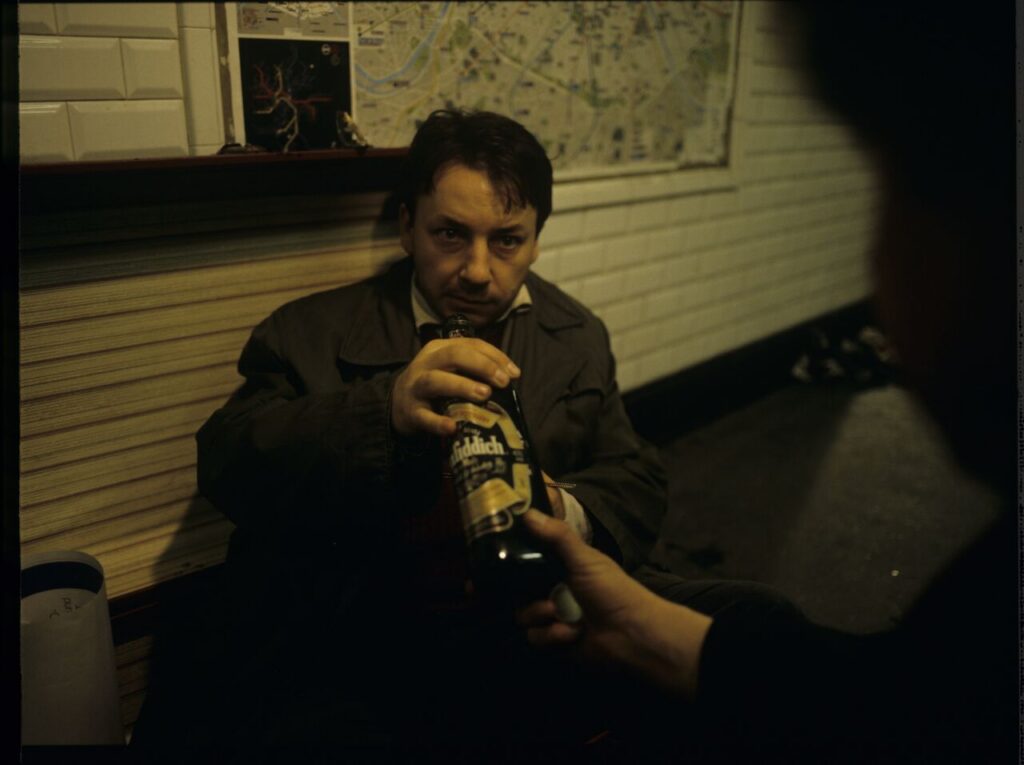 Karol (Zbigniew Zamachowski) and Mikołaj (Janusz Gajos) drink Bruderszaft on the Paris metro.