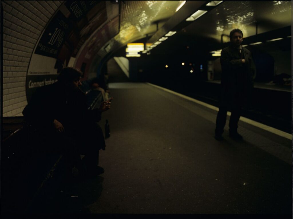 New friends Karol (Zbigniew Zamachowski) and Mikołaj (Janusz Gajos) in Paris metro.