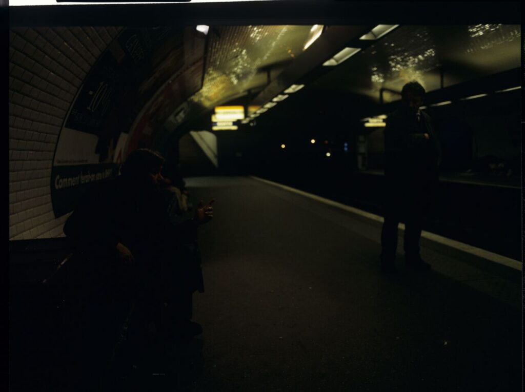 New friends Karol (Zbigniew Zamachowski) and Mikołaj (Janusz Gajos) in Paris metro.