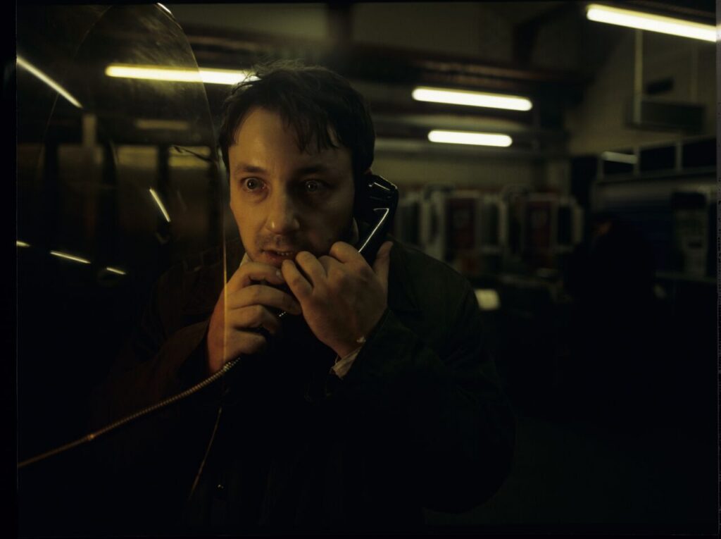 Karol (Zbigniew Zamachowski) calls his wife Dominique and hears her with another man.