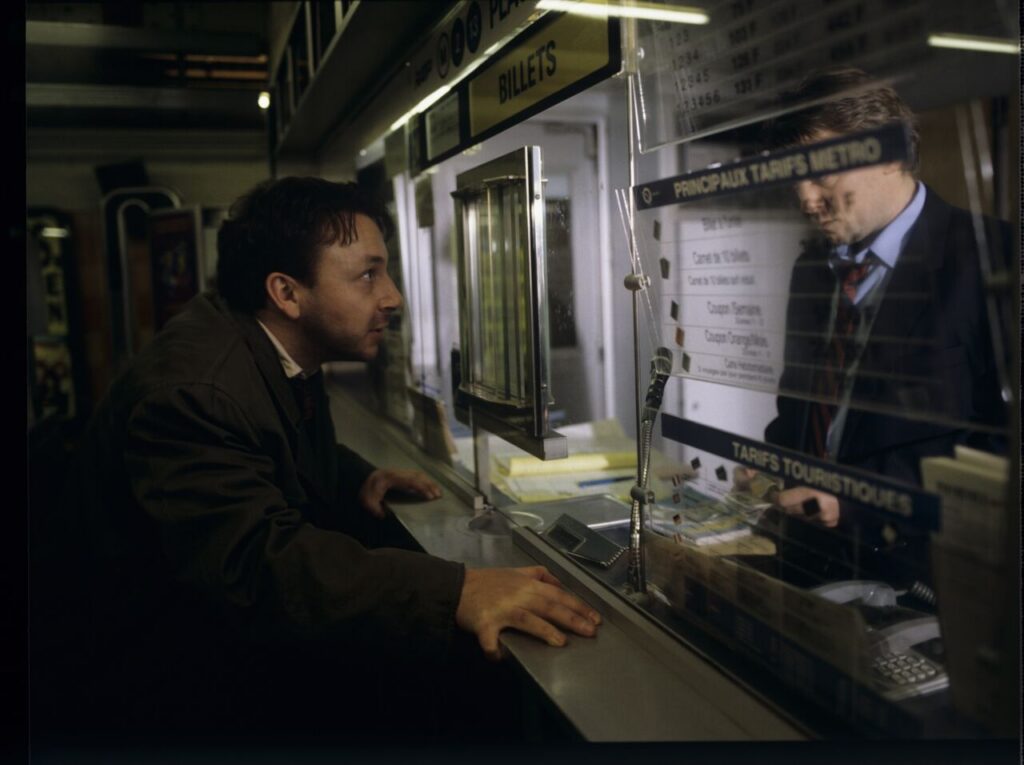 Karol (Zbigniew Zamachowski) demands the return of a two-franc coin that was taken from him by a payphone.