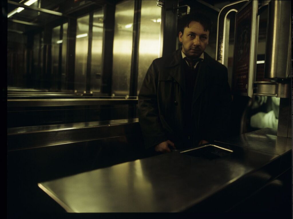 Karol (Zbigniew Zamachowski) and Mikołaj (Janusz Gajos) at the exit of the Paris metro.