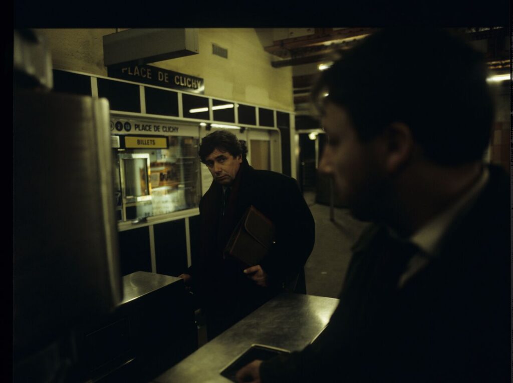 Karol (Zbigniew Zamachowski) and Mikołaj (Janusz Gajos) at the exit of the Paris metro.